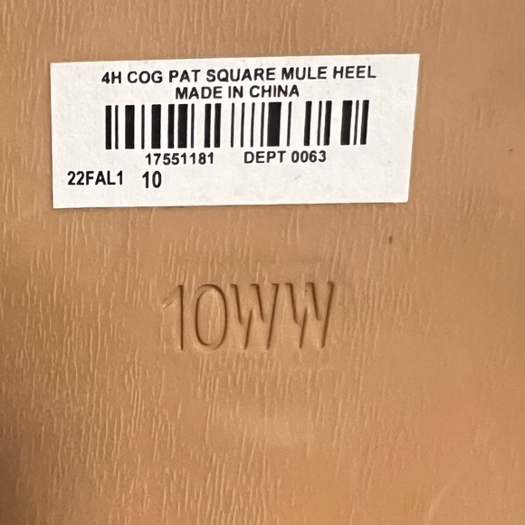 TODRID WOMENS FLATTOP HEELS! Size 10W Beige Glossy Soft Sole! - Picture 4 of 4